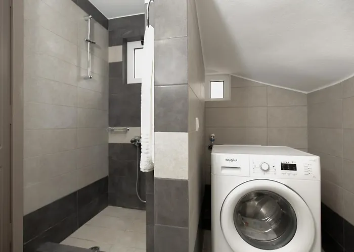 Apartment Captain Nick